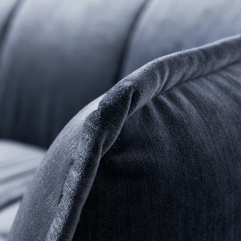 Raum.Freunde Hedda Sofa mit Chenille Bezug in Dunkelblau - Detail Kedernaht