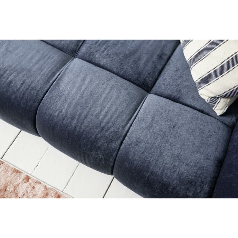 Raum.Freunde Hedda Sofa mit Chenille Bezug in Dunkelblau - Detail Steppung