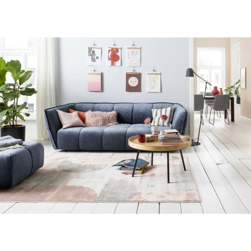 Raum.Freunde Hedda Sofa mit Chenille Bezug in Dunkelblau - Wohnbeispiel