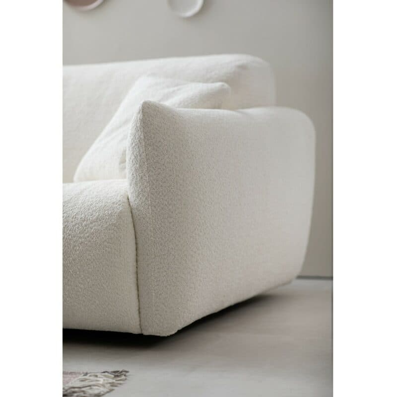 Raum.Freunde Till Sofa mit Bouclé Bezug in Offwhite - Detail Armlehne, seitlich