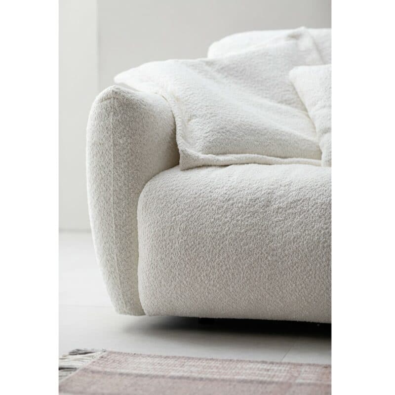 Raum.Freunde Till Sofa mit Bouclé Bezug in Offwhite - Detail der Armlehne