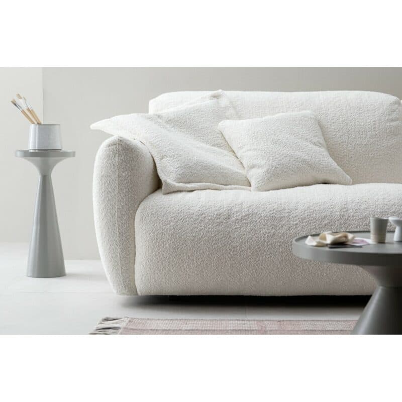 Raum.Freunde Till Sofa mit Bouclé Bezug in Offwhite - Wohnbeispiel