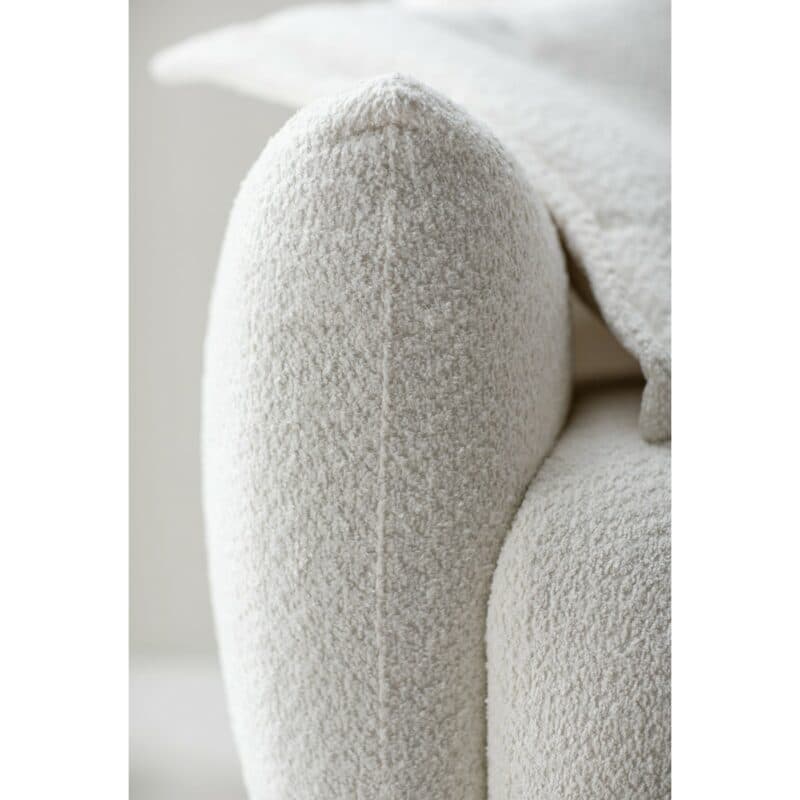 Raum.Freunde Till Sofa mit Bouclé Bezug in Offwhite - Close-Up Armlehne