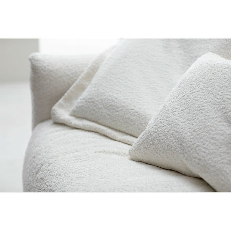 Raum.Freunde Till Sofa mit Bouclé Bezug in Offwhite - Detail Kissen (optional)