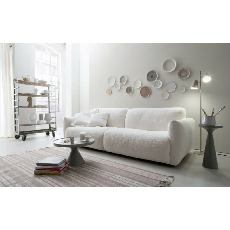 Raum.Freunde Till Sofa mit Bouclé Bezug in Offwhite - Wohnbeispiel