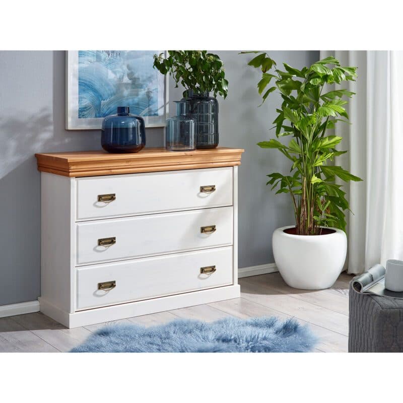 Trendstore Gaius Kommode mit drei Schubkästen, in Kiefer massiv weiß gewachst und Ablage in Honigfarben.