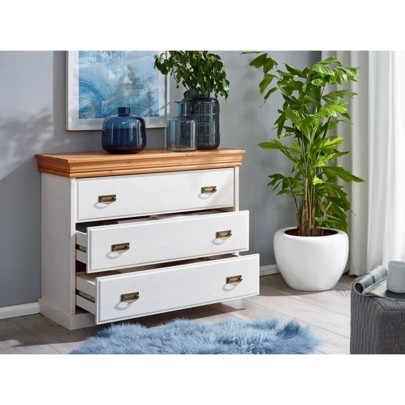 Trendstore Gaius Kommode mit drei Schubkästen, in Kiefer massiv weiß gewachst und Ablage in Honigfarben.
