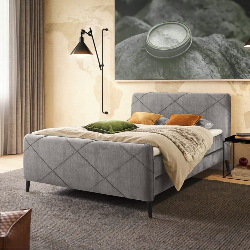 Trendstore Jessi Boxspringbett Bezug Velours grau, Kopf- und Fußteil mit Rautensteppung, inkl. 2 Zierkissen, Wohnbeispiel.