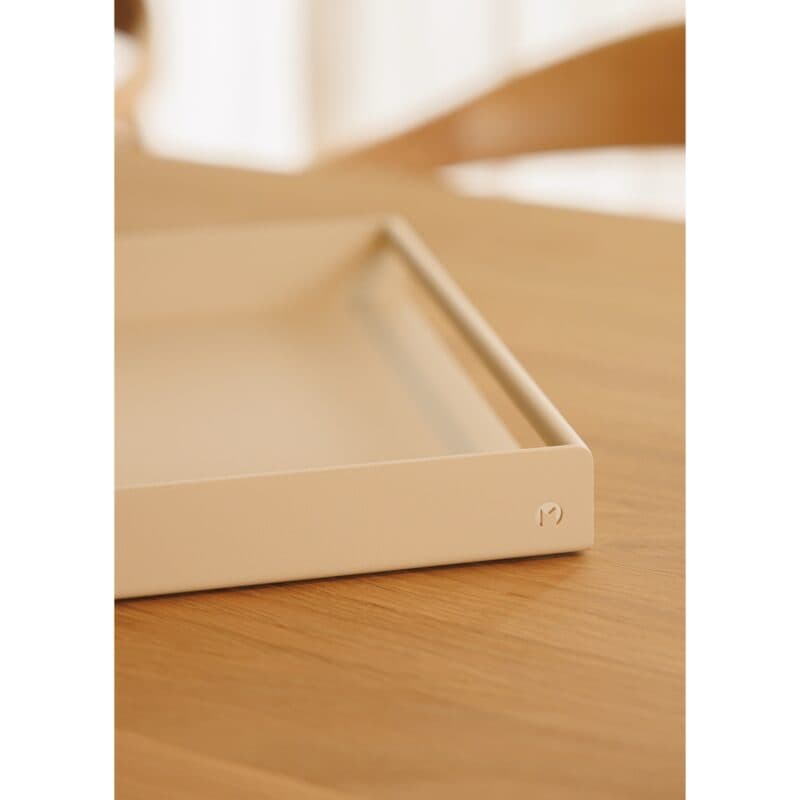 Metallbude Dava Serviertablett in Cashew - Wohnbeispiel im Detail