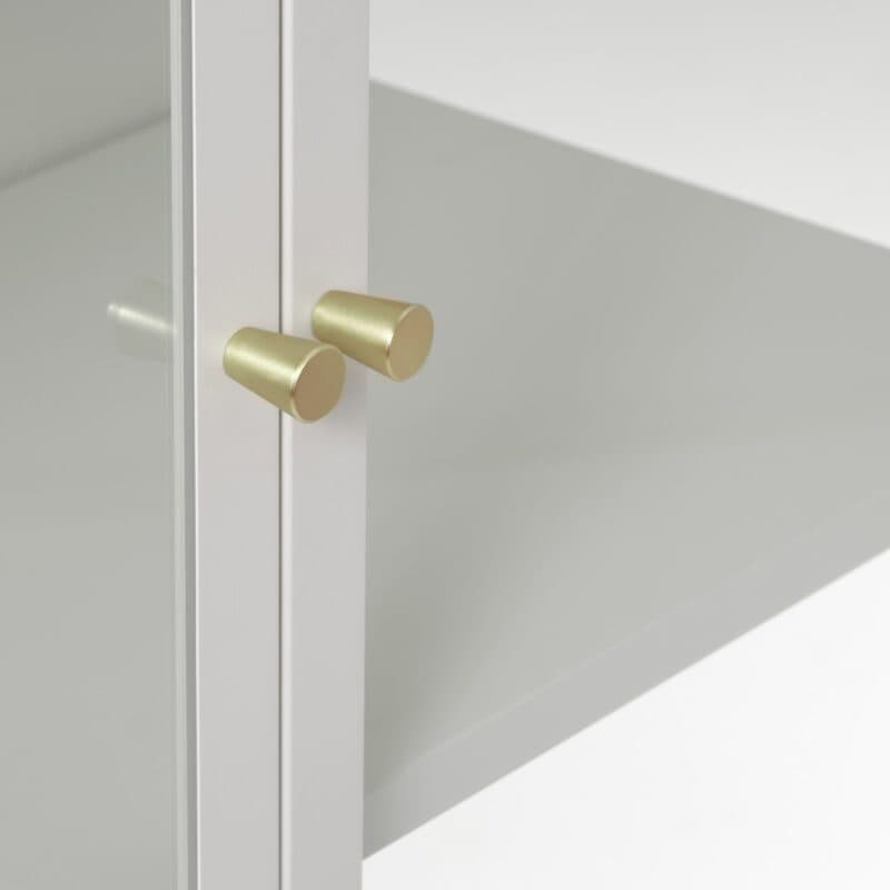 Liadomo Carmel Vitrine aus Metall in Greige mit Griffen in Gold.