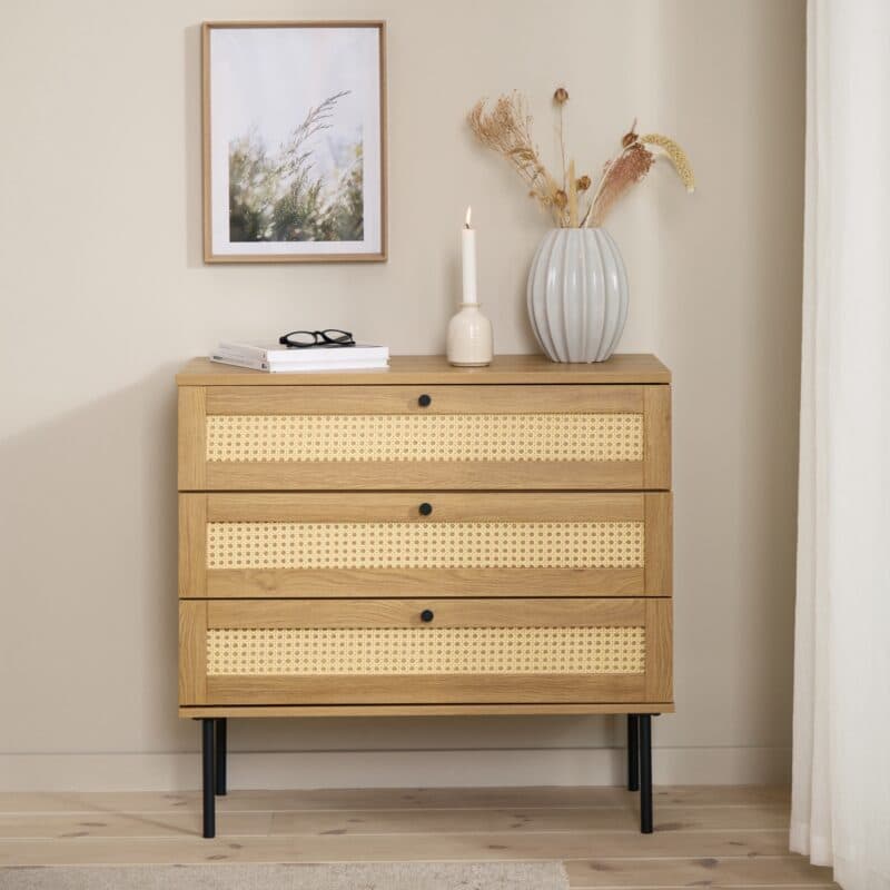 Liadomo Pensacola Kommode mit 3 Schubladen in Eiche Melamin mit Rattan - Wohnbeispiel.
