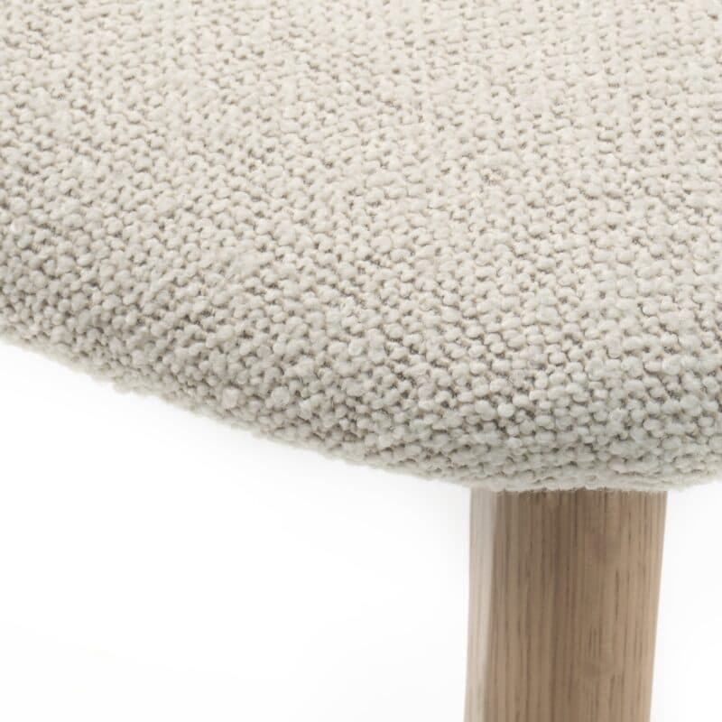 Liadomo Elim Esszimmerstuhl aus Eiche mit Bouclé Bezug in Off White - Detail