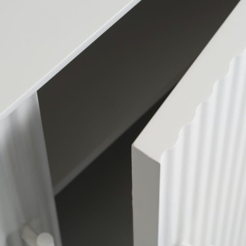 Liadomo Palma Sideboard in Dekor Greige mit geriffelten Fronten - Detailbild.