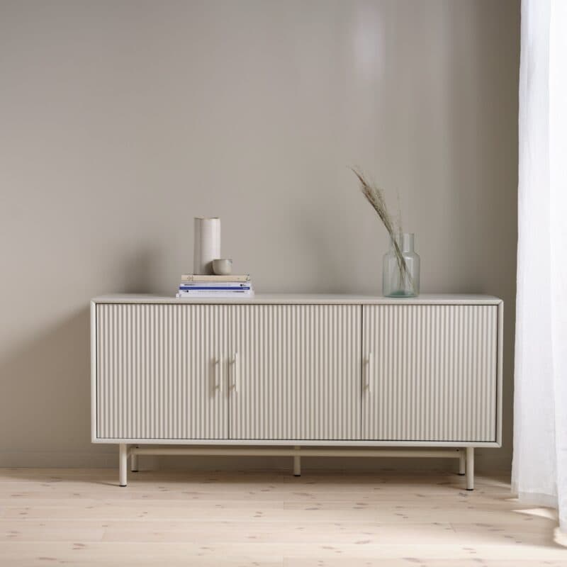 Liadomo Palma Sideboard in Dekor Greige mit geriffelten Fronten - Detailbild - Wohnbeispiel.