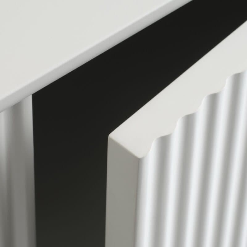Liadomo Palma Kommode in Dekor Greige mit geriffelten Fronten - Detailbild.