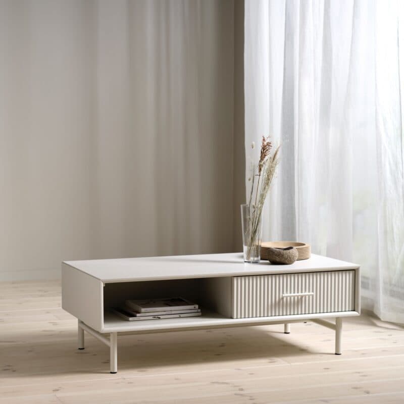 Liadomo Palma Couchtisch in Dekor greige mit Schubkasten und offenem Fach - Wohnbeispiel.