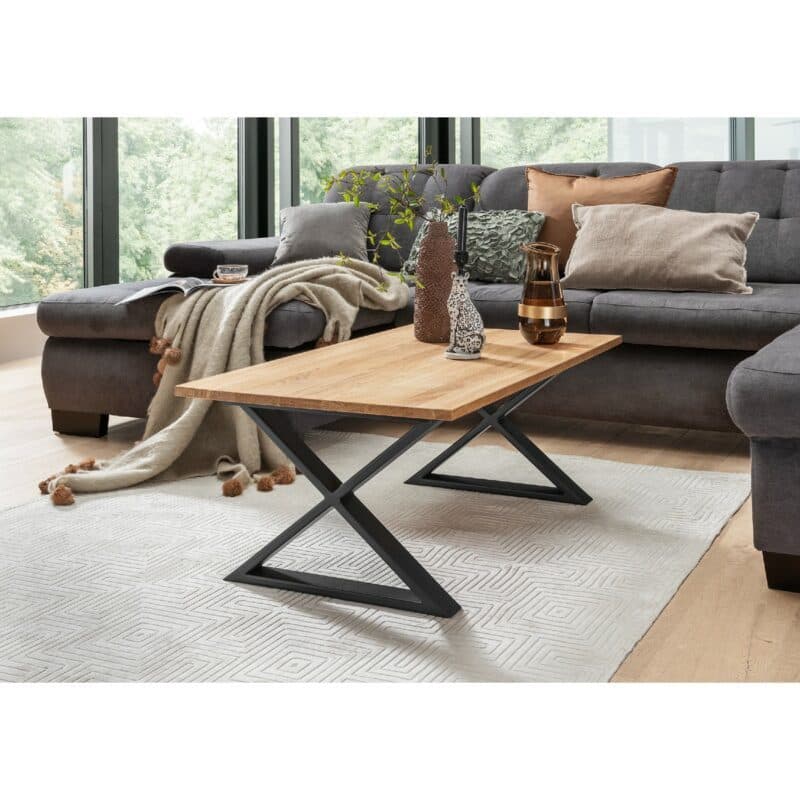 Trendstore Cerrin Couchtisch mit Tischplatte aus massiver Eiche und Metallgestell - Wohnbeispiel