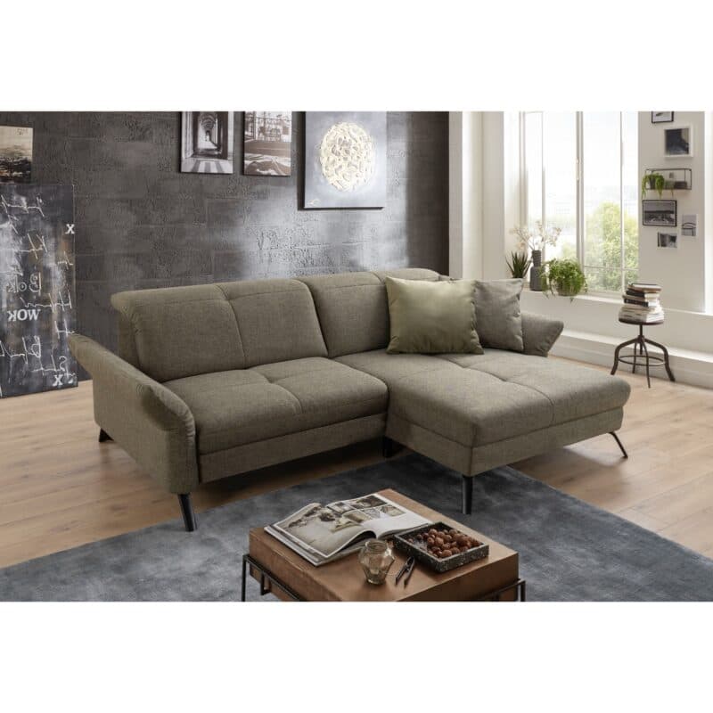 set one by Musterring SO 4400 Ecksofa in Bezug Amsterdam khaki - Ottomane rechts - Wohnbeispiel