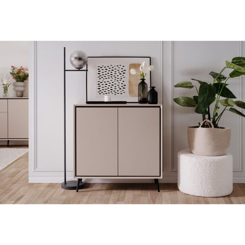 Liadomo Fona Sideboard mit zwei Türen in Beige mit Absetzungen in Schwarz - Wohnbeispiel