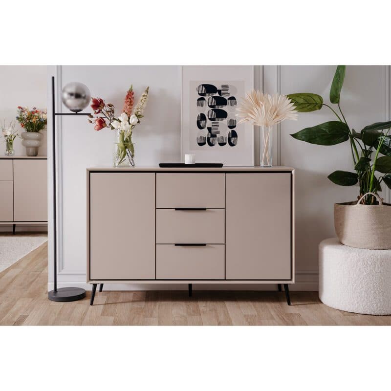 Liadomo Fona Sideboard mit zwei Türen und drei Schubladen in Beige mit Absetzungen in Schwarz - Wohnbeispiel, frontal