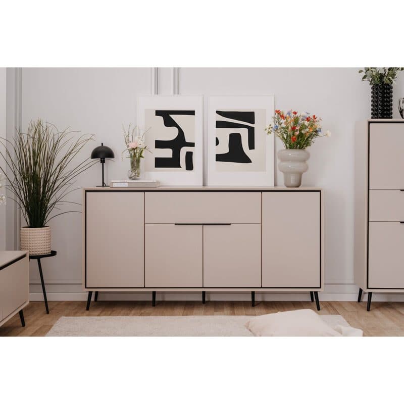 Liadomo Fona Sideboard mit vier Türen und einer Schublade in Beige mit Absetzungen in Schwarz - Wohnbeispiel, frontal