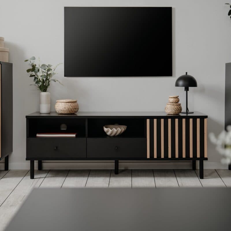 Liadomo Fonza TV-Board in Deko schwarz mit Lamellen in Eiche Artisan Nachbildung - Wohnbeispiel