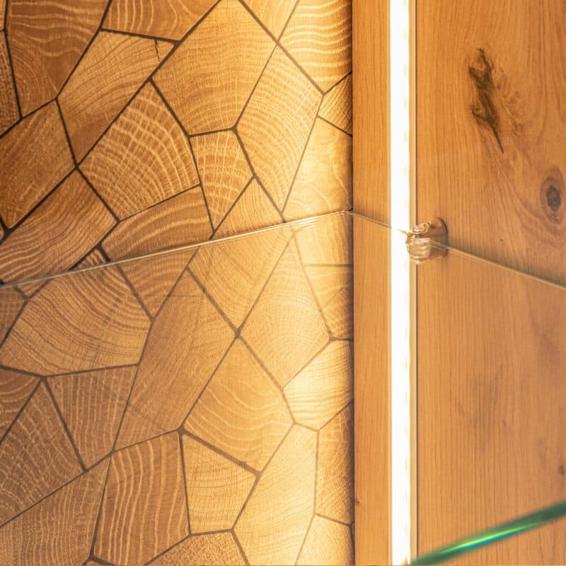 Liadomo Cambia Wohnwand 3-tlg, Vitrine mit Glasböden und Akzentrückwand – Detail Beleuchtung
