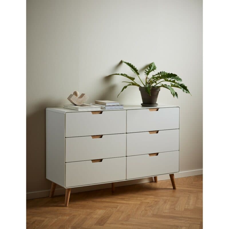 Liadomo Abella Sideboard in Weiß und Eiche mit 6 Schubladen - Wohnbeispiel