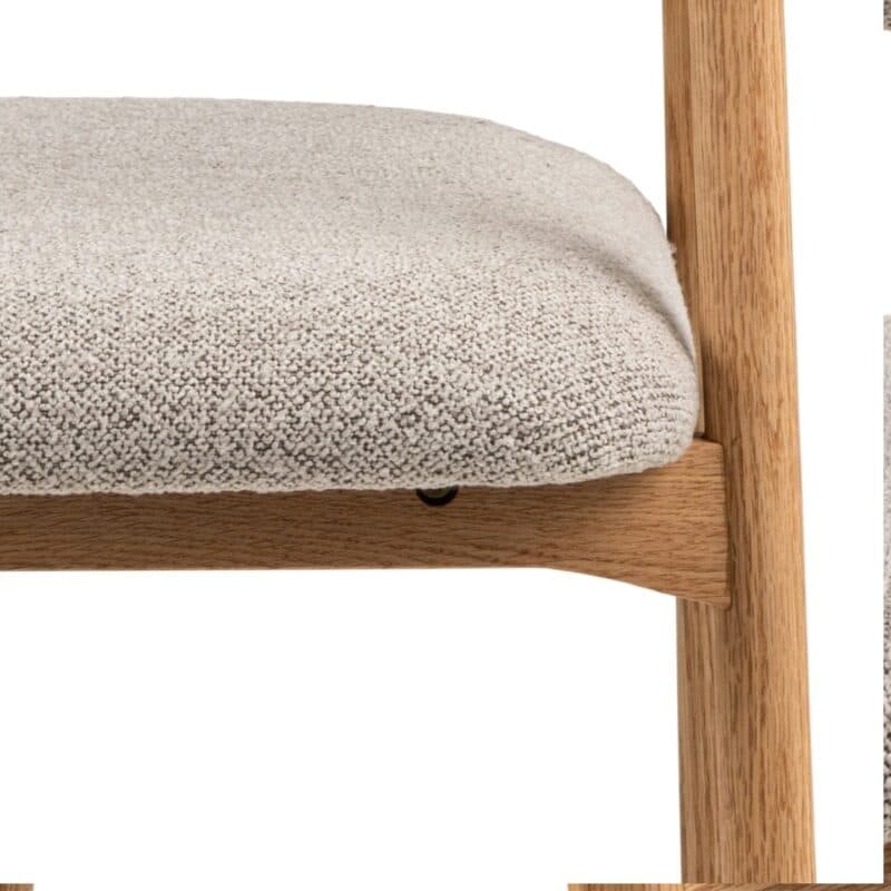 Liadomo Abena Armlehnstuhl aus Eiche mit Bouclé-Bezug in Beige - Detailansicht der Sitzfläche