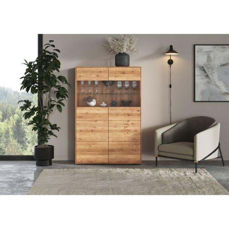 Liadomo Genua Highboardvitrine aus Wildeiche – Wohnbeispiel
