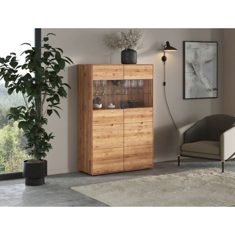 Liadomo Genua Highboardvitrine aus Wildeiche – Wohnbeispiel