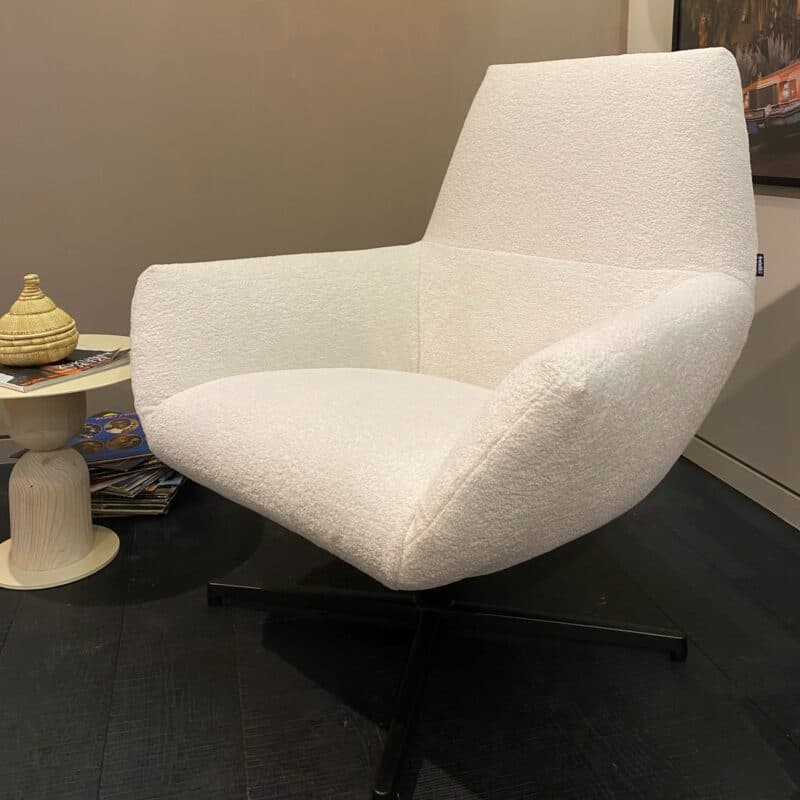 freistil by Rolf Benz Freistil 145 Sessel in Bezug 2300 Teddystoff cremeweiß mit Kreuzfuß in schwarz - Wohnbeispiel - Perspektivansicht