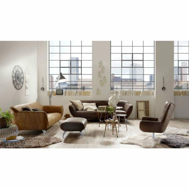 Trendstore Galina 3-Sitzer dunkelbraun und 2-Sitzer cognac – Wohnbeispiel