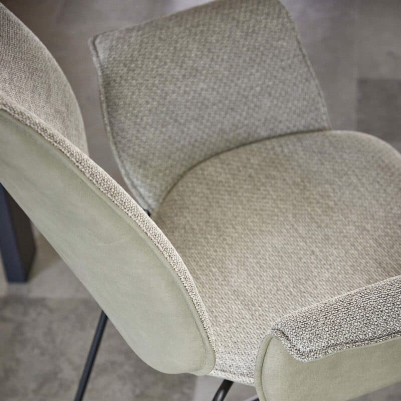 Contur „Penthouse“ Armlehnstuhl und Schlittenfuss mit Bezug Future und Tendens Standartausführung Detailansicht Stülpnaht