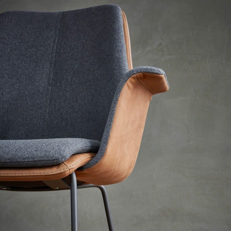 Contur „Penthouse“ Armlehnstuhl und Schlittenfuss mit Bezug Future und Tendens Komfortausführung Detailansicht