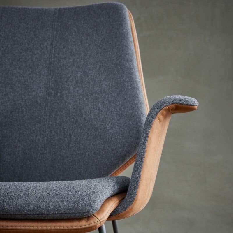 Contur „Penthouse“ Armlehnstuhl und Schlittenfuss mit Bezug Future und Tendens Komfortausführung Detailansicht Bezüge