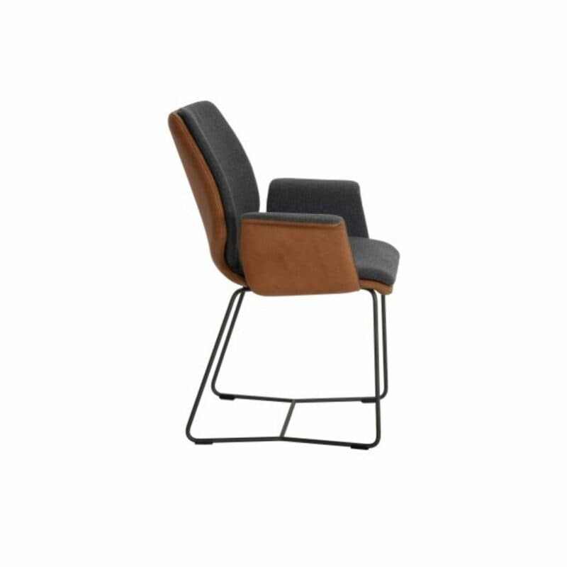 Contur „Penthouse“ Armlehnstuhl und Schlittenfuss mit Bezug Future und Tendens Komfortausführung Seitenansicht