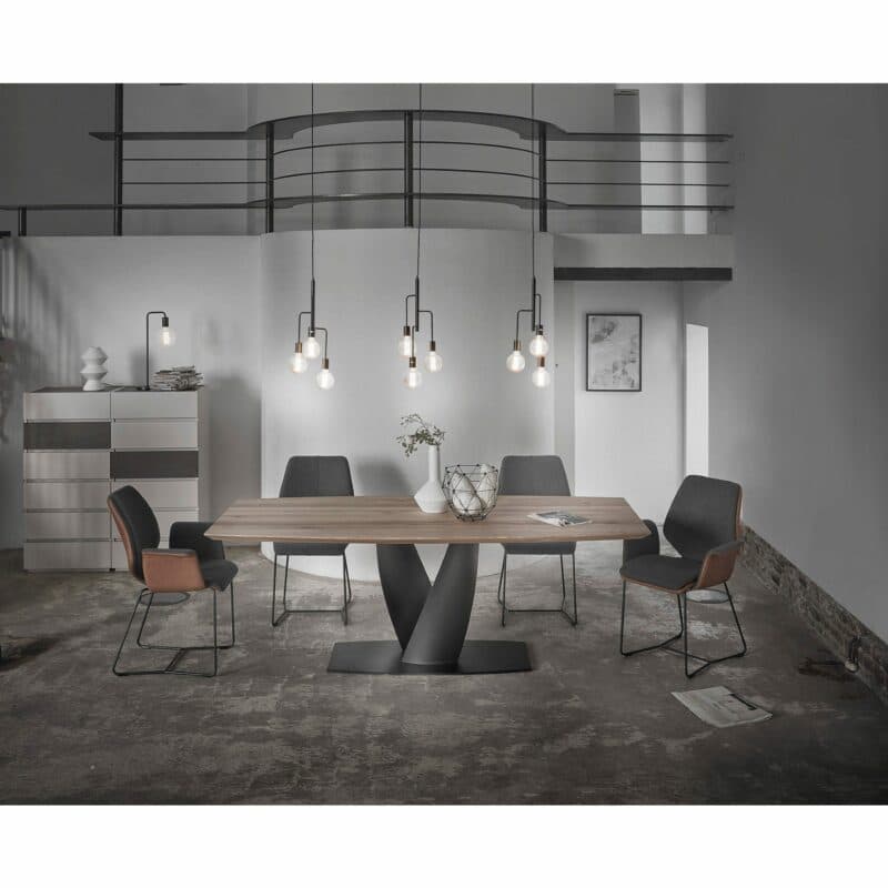 Contur „Penthouse“ Armlehnstuhl und Schlittenfuss mit Bezug Future und Tendens Komfortausführung Wohnbeispiel