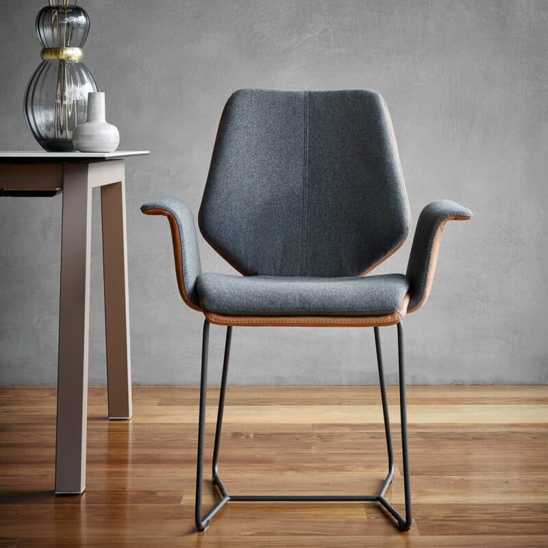 Contur „Penthouse“ Armlehnstuhl und Schlittenfuss mit Bezug Future und Tendens Komfortausführung Wohnbeispiel