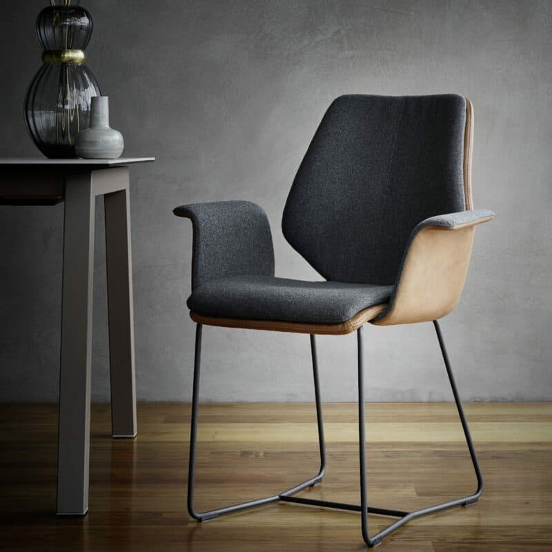 Contur „Penthouse“ Armlehnstuhl und Schlittenfuss mit Bezug Future und Tendens Komfortausführung Wohnbeispiel