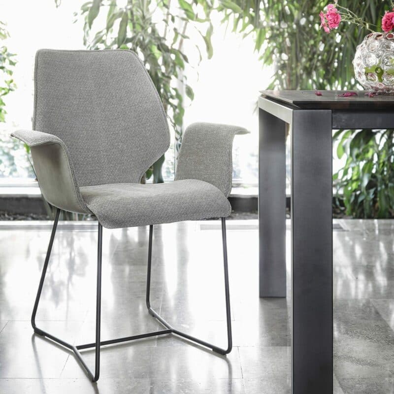 Contur „Penthouse“ Armlehnstuhl und Schlittenfuss mit Bezug Future und Tendens Standartausführung Wohnbeispiel