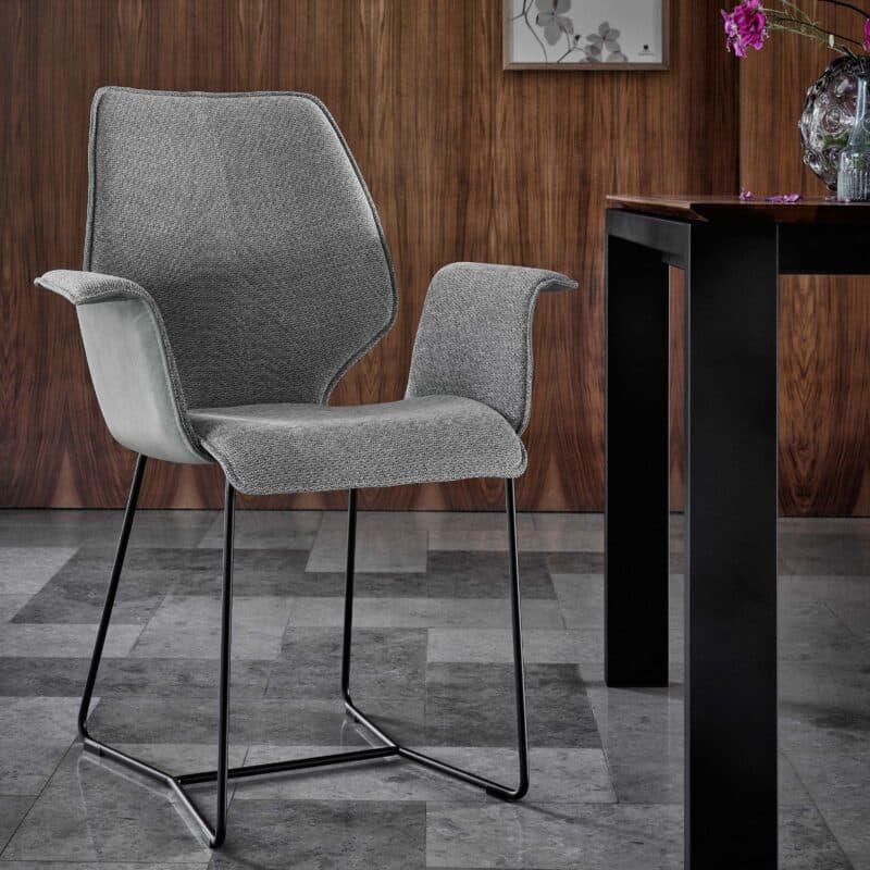 Contur „Penthouse“ Armlehnstuhl und Schlittenfuss mit Bezug Future und Tendens Standartausführung Wohnbeispiel