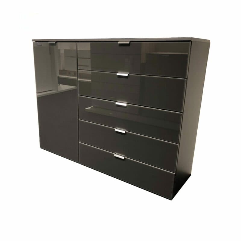 Kommode „Edition” mit Korpus in Graphit und Front in Basaltglas, Griffen in Chromfarben sowie 1 Tür und 5 Schubkästen.
