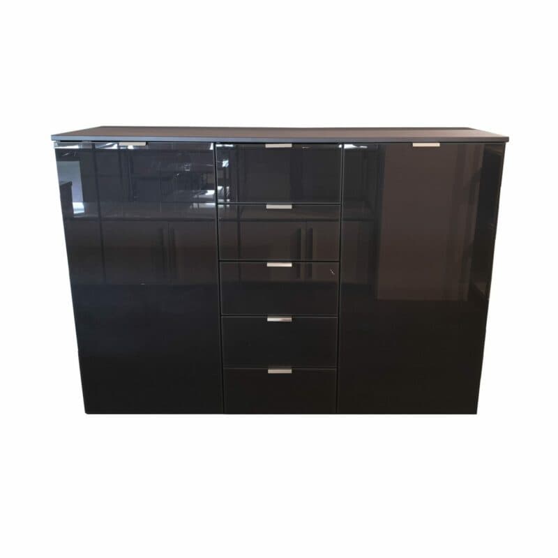 Kommode „Edition” mit Korpus in Graphit und Front in Basaltglas, Griffen in Chromfarben sowie 2 Türen und 5 Schubkästen.