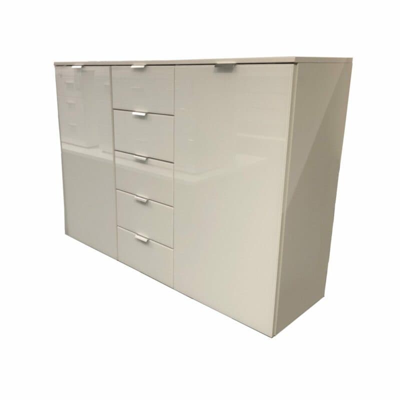 Kommode „Edition” mit Korpus in Polarweiß und Front in Weißglas, Griffen in Chromfarben sowie 2 Türen und 5 Schubkästen.