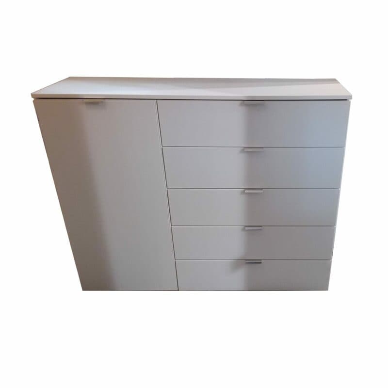 Kommode „Edition” mit Korpus in Polarweiß und Front in Weißglas satiniert, Griffen in Chromfarben sowie 1 Tür und 5 Schubkästen.