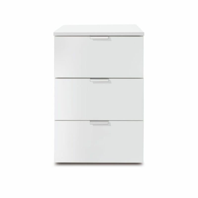 Trendstore Nachtkommode „Edition” mit Korpus und Front in Polarweiß, Griffen in Alufarben und drei Schubkästen.