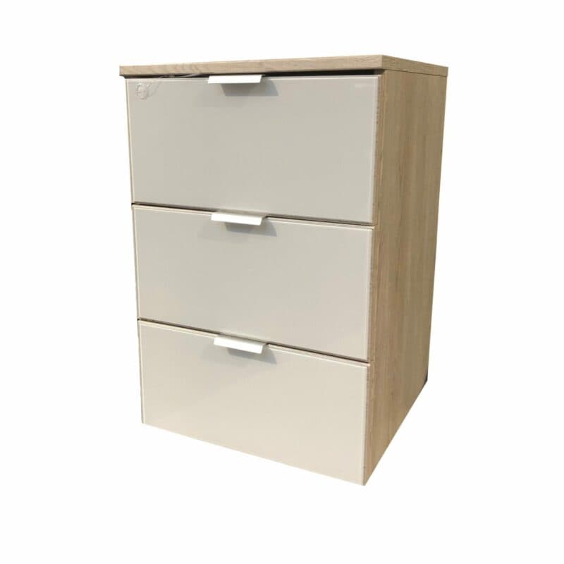 Nachtkommode „Edition” mit Korpus in Platin Eiche Nachbildung und Front in Seidengrauglas, Griffen in Alufarben und drei Schubkästen.