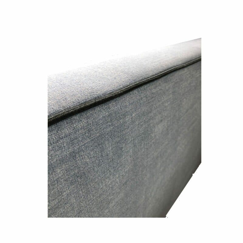 freistil by Rolf Benz „Freistil 133“ Sofabank in Silbergrau mit Nahaufnahme Keder in Anthrazit