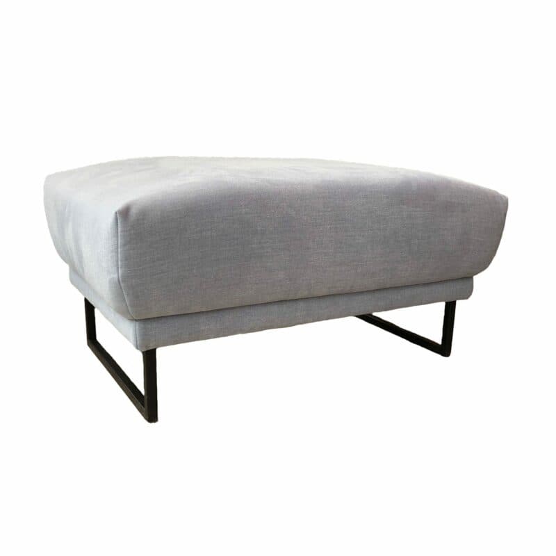 freistil by Rolf Benz „freistil 133“ Polsterbank als Freisteller in frontaler Ansicht.